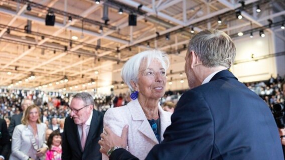 Christine Lagarde (li), Präsidentin der Europäischen Zentralbank (EZB), spricht beim Deutschen Sparkassentag mit Christian Lindner (FDP) (re). © dpa-Bildfunk Foto: Michael Matthey/dpa