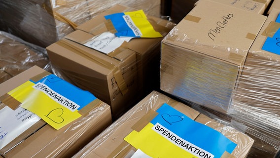 Fertig verpackt Lagern Kisten mit Hilfsgütern für die Ukraine. © picture alliance / Panama Pictures 