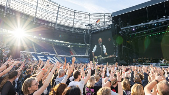 Springsteen-Fans feiern den "Boss" und dessen Band in der Arena in Hannover. © picture alliance/dpa Foto: Michael Matthey