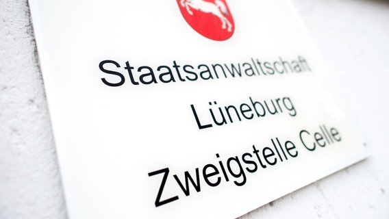 Ein Schild mit dem niedersächsischen Wappen hängt am Gebäude der Zweigstelle Celle der Staatsanwaltschaft Lüneburg. © picture alliance/dpa Foto: Hauke-Christian Dittrich