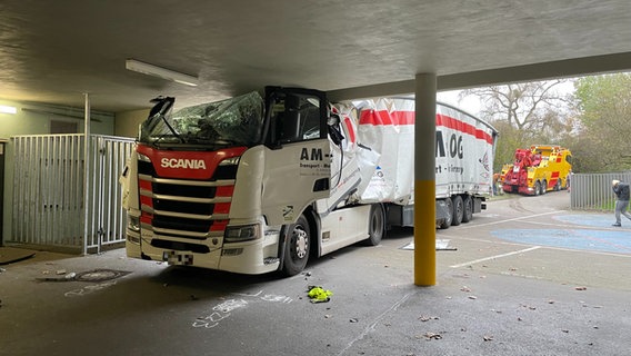 Ein Lkw ist unter einer Brücke am Stadionbad hängengeblieben. © Frank Tunnat Foto: Frank Tunnat