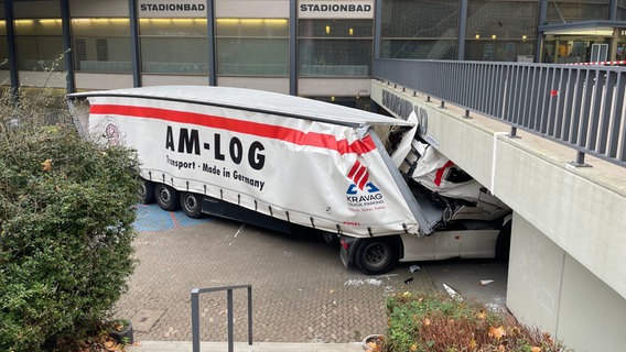 Ein Lkw ist unter einer Brücke am Stadionbad in Hannover hängengeblieben. © Frank Tunnat Foto: Frank Tunnat