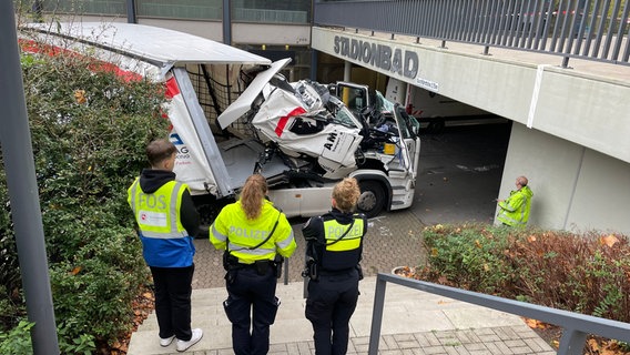 Ein Lkw ist unter einer Brücke am Stadionbad in Hannover hängengeblieben. © Frank Tunnat Foto: Frank Tunnat