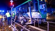 Ein Auto ist nach einem Unfall in Hannover zwischen einer Stadtbahn und einem Bahnsteig eingeklemmt. © Moritz Frankenberg/dpa Foto: Moritz Frankenberg/dpa