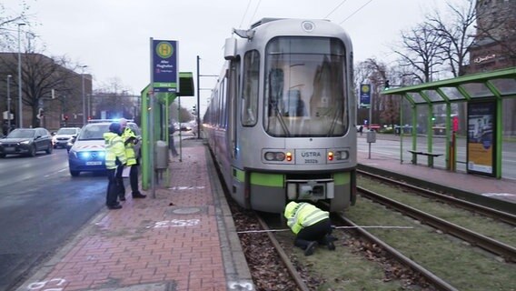 88-Jähriger Unter Stadtbahn Eingeklemmt Und Schwer Verletzt | NDR.de ...