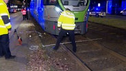Ein Polizist untersucht eine Stadtrbahn an einem Unfallort in Hannover. © Hannover Reporter 