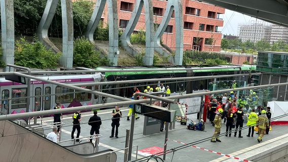 Rettungskräfte stehen am Gleis der Stadbahn in Hannover auf dem Bahnhof Messe/Ost nach einem Unfall. © NDR Foto: Bertil Starke