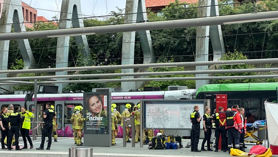 Rettungskräfte stehen am Gleis der Stadbahn in Hannover auf dem Bahnhof Messe/Ost nach einem Unfall. © NDR Foto: Bertil Starke