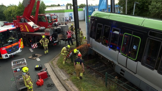 Stadtbahnunfall in Hannover-Anderten. Die Feuerwehr ist im Einsatz. © Hannover Reporter 