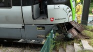 Eine Stadtbahn der Linie 5 ist am Endpunkt Hannover-Anderten gegen einen Prellbock gefahren und zum Teil entgleist. © Hannover Reporter 