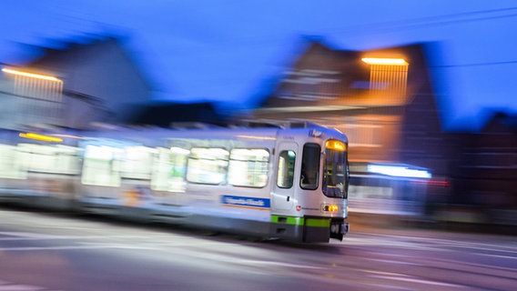 Eine Stadtbahn der üstra Hannoversche Verkehrsbetriebe fährt auf einer Straße. © picture alliance/dpa/Julian Stratenschulte Foto: Julian Stratenschulte