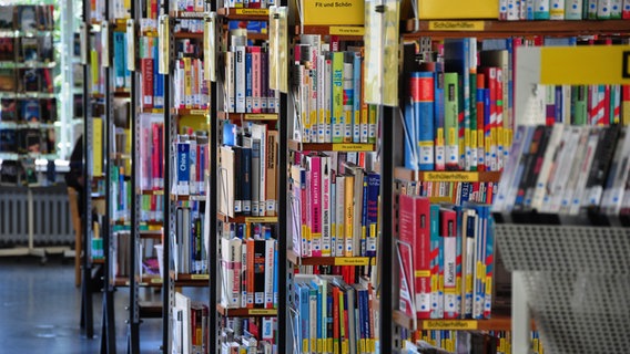Eine Reihe Bücherregale in einer Bibliothek. © NDR Foto: Thomas Hans