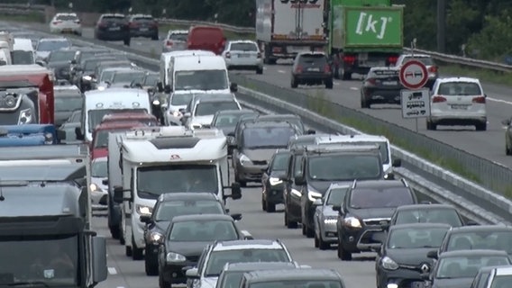 Autos stauen sich auf der Autobahn. © Nord-West-Media TV 