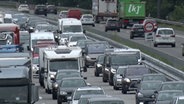 Autos stauen sich auf der Autobahn. © Nord-West-Media TV 