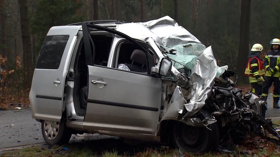 Tödlicher Unfall in Steimbke. Ein Pkw ist weitgehend zerstört. © NonstopNews 