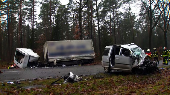 Tödlicher Unfall in Steimbke (Landkreis Nienburg/Weser). Ein Lkw und ein Auto sind weitgehend zerstört. © NonstopNews 