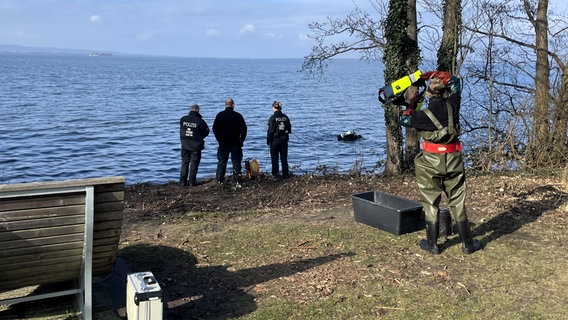 Taucher suchen am Steinhuder Meer nach Hinweisen auf die Identität einer Toten. © NDR Foto: Vera Zellmer