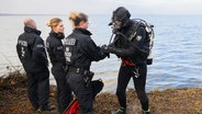 Steinhude: Taucher der Zentralen Polizeidirektion Hannover bereiten sich auf einen Einsatz im Steinhuder Meer auf der Badeinsel Steinhude vor. © dpa-Bildfunk Foto: Julian Stratenschulte