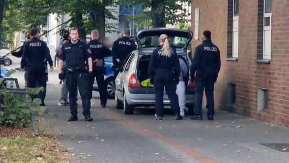 Polizisten bei einem Einsatz in Hannover-Stöcken © TeleNewsNetwork 