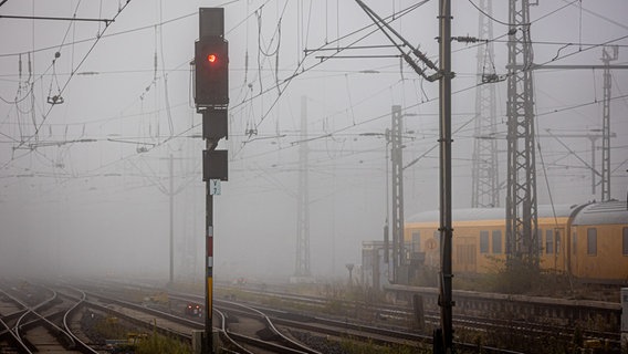 Ein Signal leuchtet am Hauptbahnhof in Hannover im Nebel. © picture-allaince Foto: Moritz Frankenberg