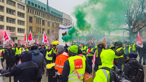 Im Zuge eines Warnstreiks laufen Streikende mit ver.di-Fahnen durch Hannover. © NDR Foto: Bernd Reiser