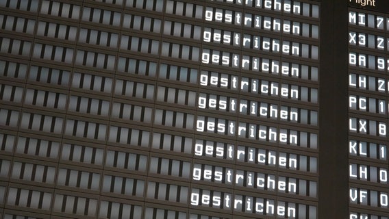 Auf einer Anzeigentafel im bestreikten Flughafen Hannover steht bei allen Flügen "gestrichen". © Nord-West-Media TV 