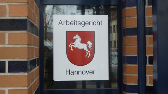 Der Eingang vom Arbeitsgericht in Hannover. © NDR Foto: Eric Klitzke