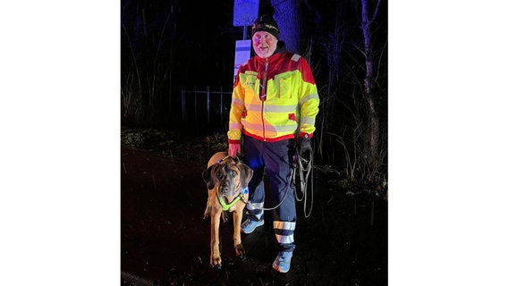 Ein Suchhund mit Hundeführer. © Polizeiinspektion Nienburg / Schaumburg 