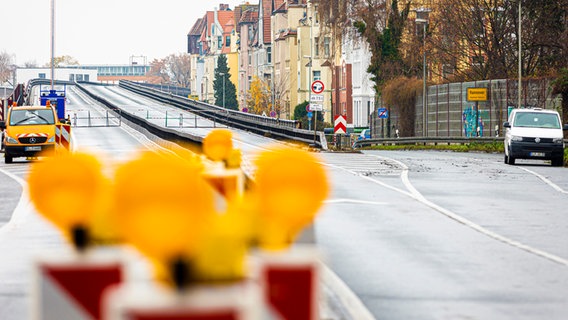 Ein Teil vom Südschnellweg (Bundesstraße 3) ist für Rodungsarbeiten für den Ausbau des Schnellwegs gesperrt. © dpa Foto: Moritz Frankenberg