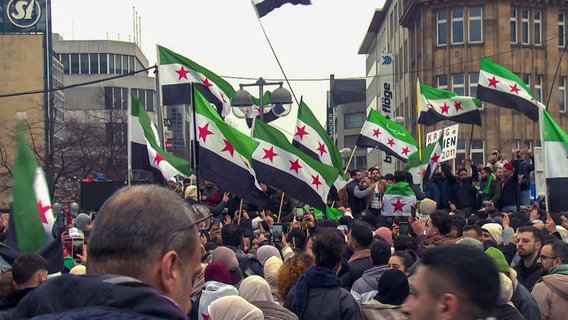 Menschen feiern in Hannover den Sturz von Assad in Syrien. © NDR 