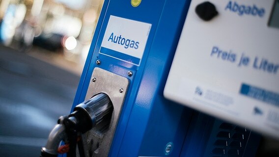 Zapfpistolen für Autogas an einer Tankstelle. © NDR Foto: Julius Matuschik