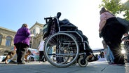Menschen mit Behinderung versammeln sich auf einer Kundgebung zum landesweiten Aktionstag "Für ihr Recht auf Teilhabe: Menschen mit Behinderung gehen auf die Straße" in Hannover. © dpa - Bildfunk Foto: Holger Hollemann