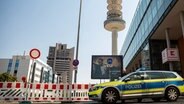 Arbeiten nach herabfallenden Steinen am VW-Tower in Hannover. Die Raschplatzhochstraße ist gesperrt. © dpa-Bildfunk Foto: Moritz Frankenberg