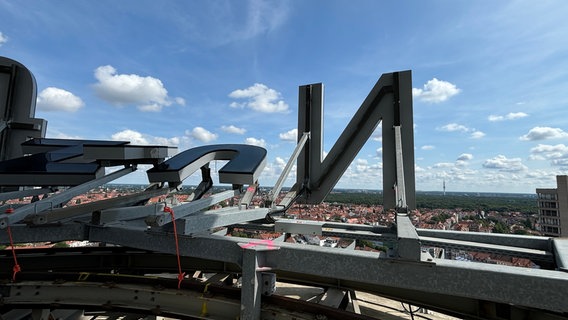 Buchstaben werden vom Telemoritz in Hannover abmontierte. © NDR Foto: Jasmin Janosch