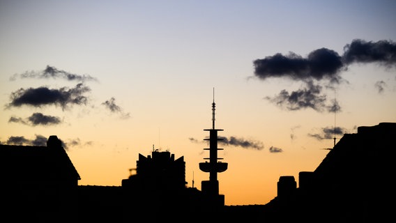 Die Silhouette des "Telemoritz" zeichnet sich in Hannover vor dem Morgenhimmel ab. © picture alliance/dpa Foto: Julian Stratenschulte