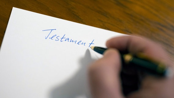 Ein Mann macht ein handschriftliches Testament © picture alliance / photothek 