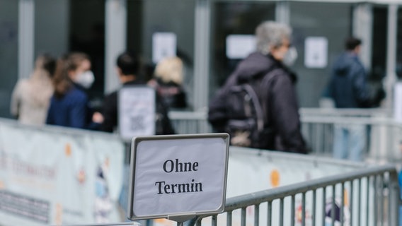 In einem Testzentrum steht ein Schild mit der Aufschrift "ohne Termin". © dpa-Bildfunk Foto: Ole Spata