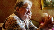 Eine Seniorin freut sich. © NDR 
