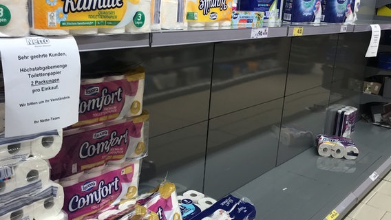 Das Toilettenpapier in einem Supermarkt-Regal ist fast ausverkauft. © NDR Foto: Carsten Ehrbar