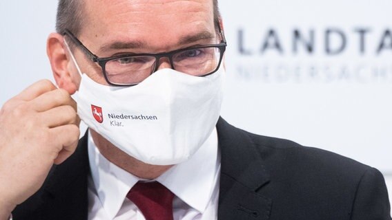 Grant Hendrik Tonne (SPD) with mouth and nose protection.  © dpa-Bildfunk Photo: Julian Stratenschulte