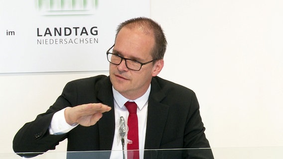 Grant Hendrik Tonne (SPD) speaks at a press conference.  © NDR 