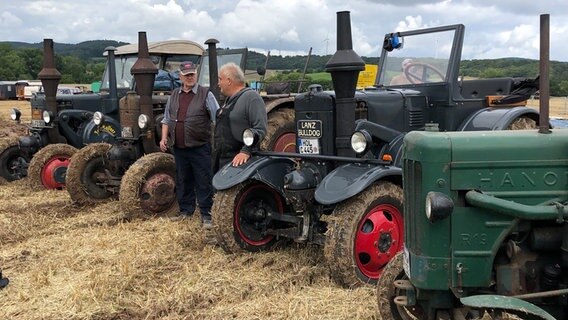 Hermann Abel (li) und Heinz-Helmut Köhler (re) von der "Traktoren und Nutzfahrzeug Interressengemeinschaft Esperde" vor Oldtimer-Traktoren. © Wilhelm Purk/NDR Foto: Wilhelm Purk