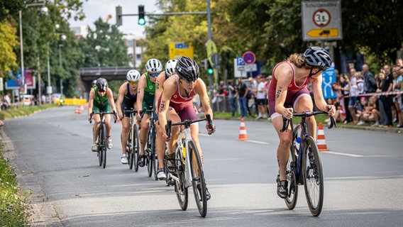 Radfahrerinnen des Triathlons Hannover 2023. © eichels 