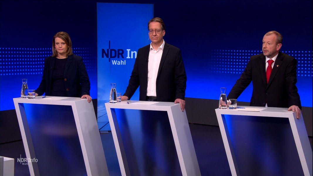 Die Spitzenkandidierenden Julia Willie Hamburg (Grüne), Stefan Birkner (FDP) und Stefan Marzischewski-Drewes (AfD) diskutieren kurz vor der Landtagswahl 2022 im NDR Fernsehen.