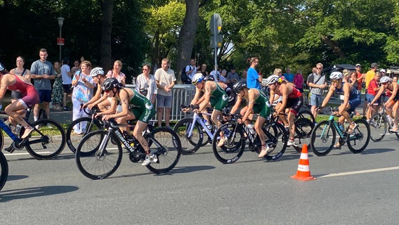 Triathlon in Hannover: Beim Frauen-Triathlon fahren auf der Radstrecke am Maschsee zahlreiche Sportlerinnen auf ihren Fahrrädern. © NDR Foto: Sonja Engelke