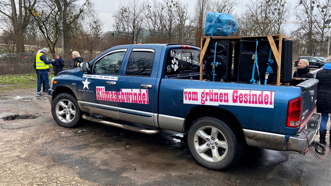Das Bild zeigt ein Fahrzeug mit politischem Slogan 