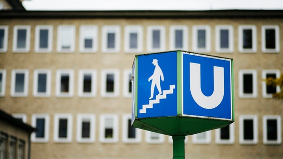 Im Vordergrund ein Schild für die Ubahn in Hannover mit einem Gebäude der Leibniz Universität am Königsworther Platz im Hintergrund. © NDR Foto: Julius Matuschik