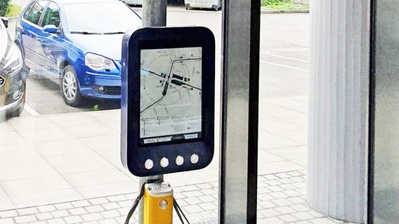 Ein sogenanntes ePaper-Display an einer Haltestelle (Hauptbahnhof Hannover ZOB). © ÜSTRA AG 