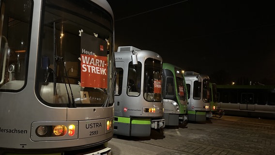 Busse und Züge der Üstra Transport Company in Hannover sind für einen Warnstreik im Depot. © NDR Foto: Bertil Starke