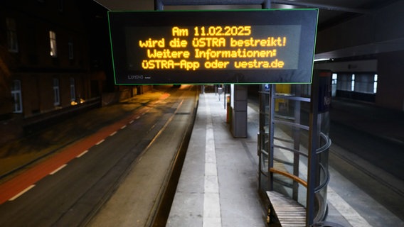 An einer Üstra-Haltestelle in Hannover wird auf einer Tafel über einen Warnstreik informiert. © dpa Foto: Julian Stratenschulte